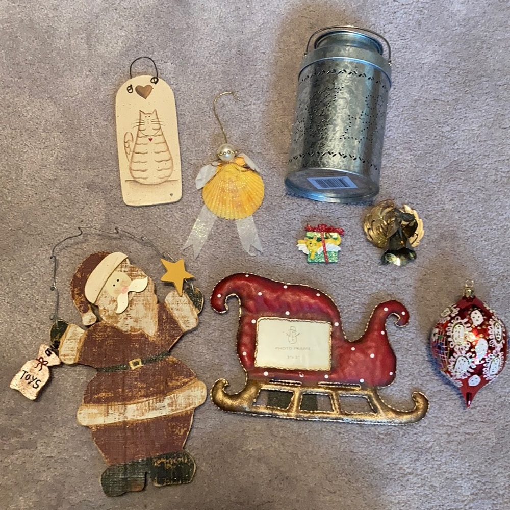 Christmas lot of assorted decorations